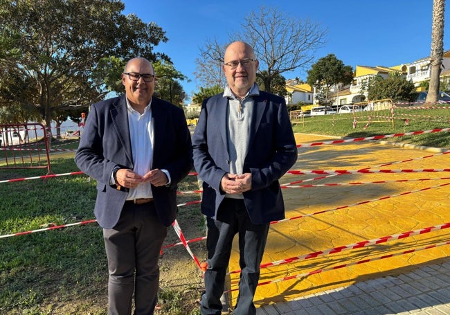 El alcalde veleño y el teniente de Alcalde de Torre del Mar, en la zona remodelada.