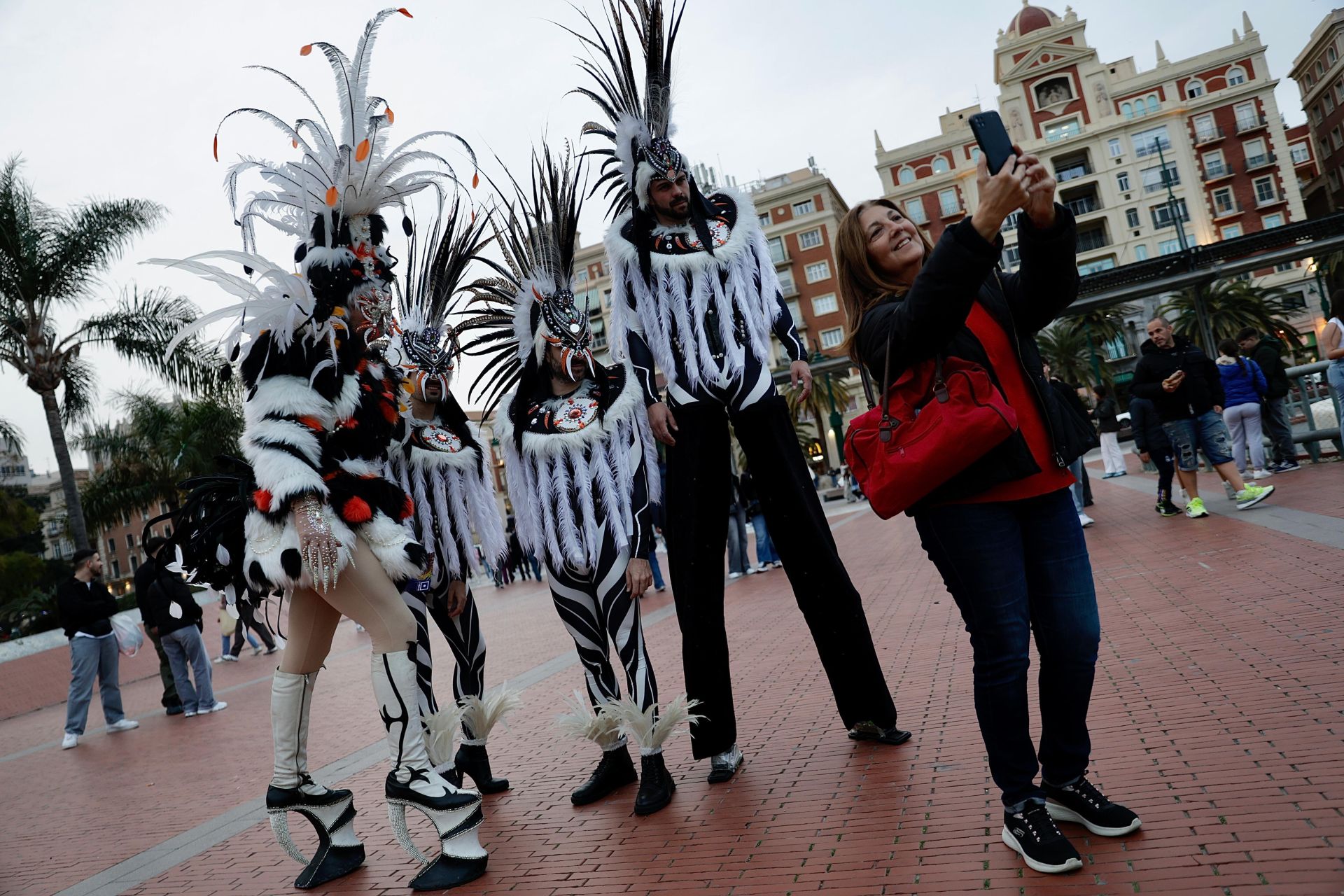 La &#039;quedada extraterrestre&#039; de Carliyo el Nervio en la Plaza de la Marina