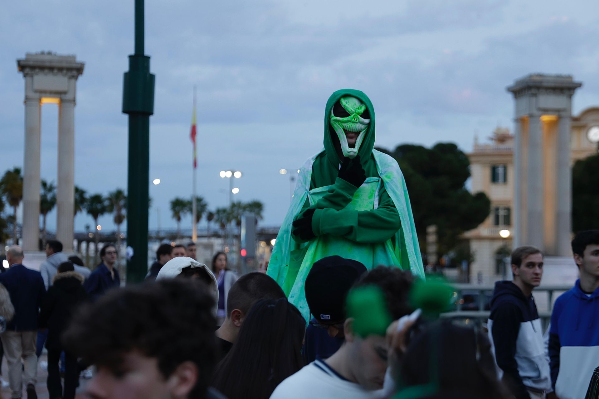 La &#039;quedada extraterrestre&#039; de Carliyo el Nervio en la Plaza de la Marina