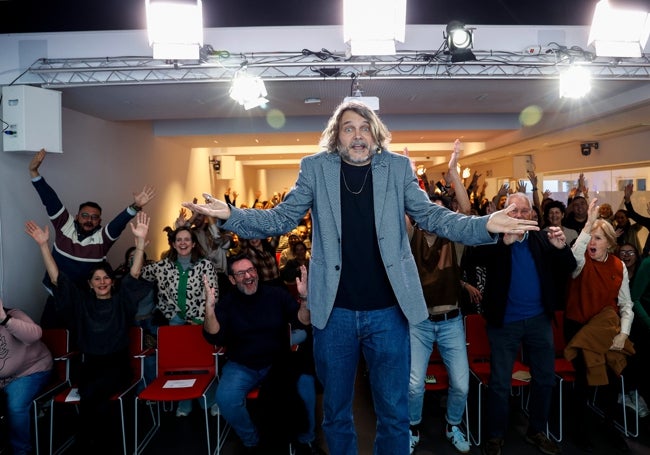 Salva Reina posa con el público de fondo al final del ciclo.