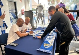 Dely Valdés y Darío Silva firman la nueva camiseta 'retro' del Málaga en la tienda oficial del club.