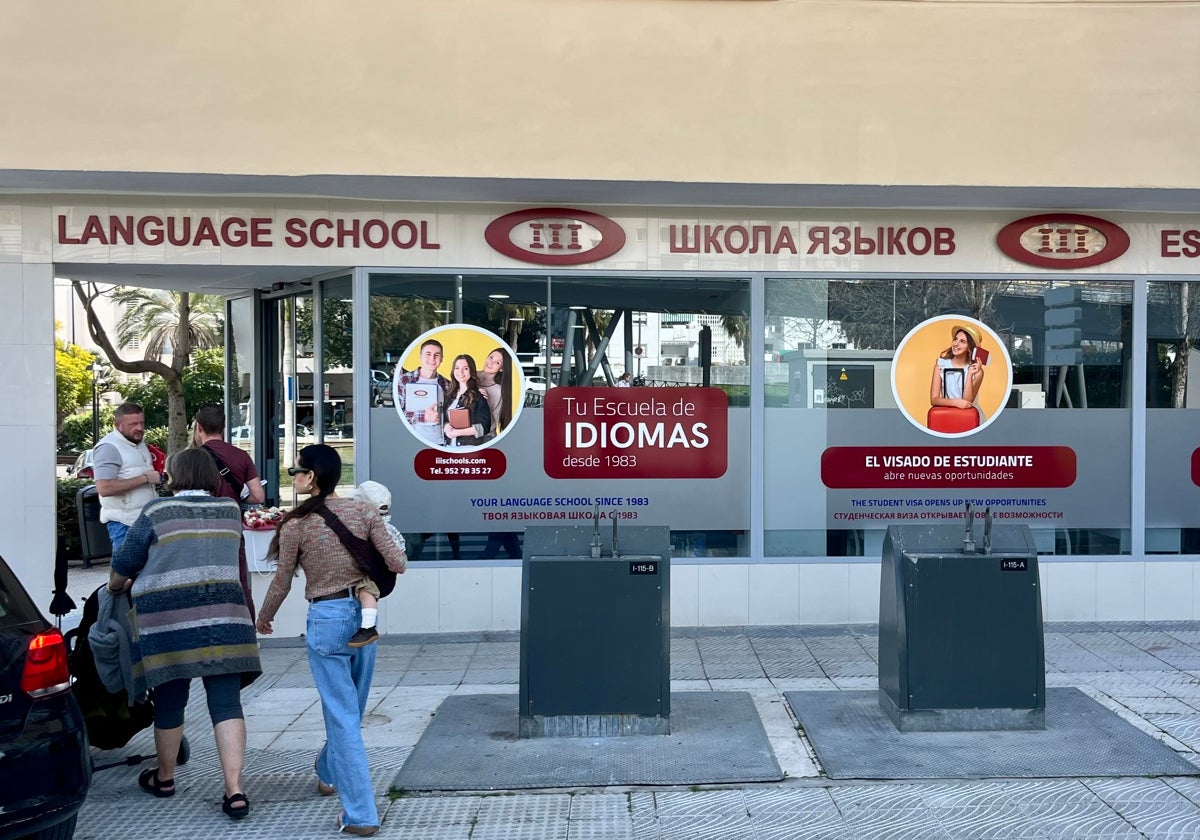 Escuela de idiomas ubicada en Marbella con rótulos en cirílico.