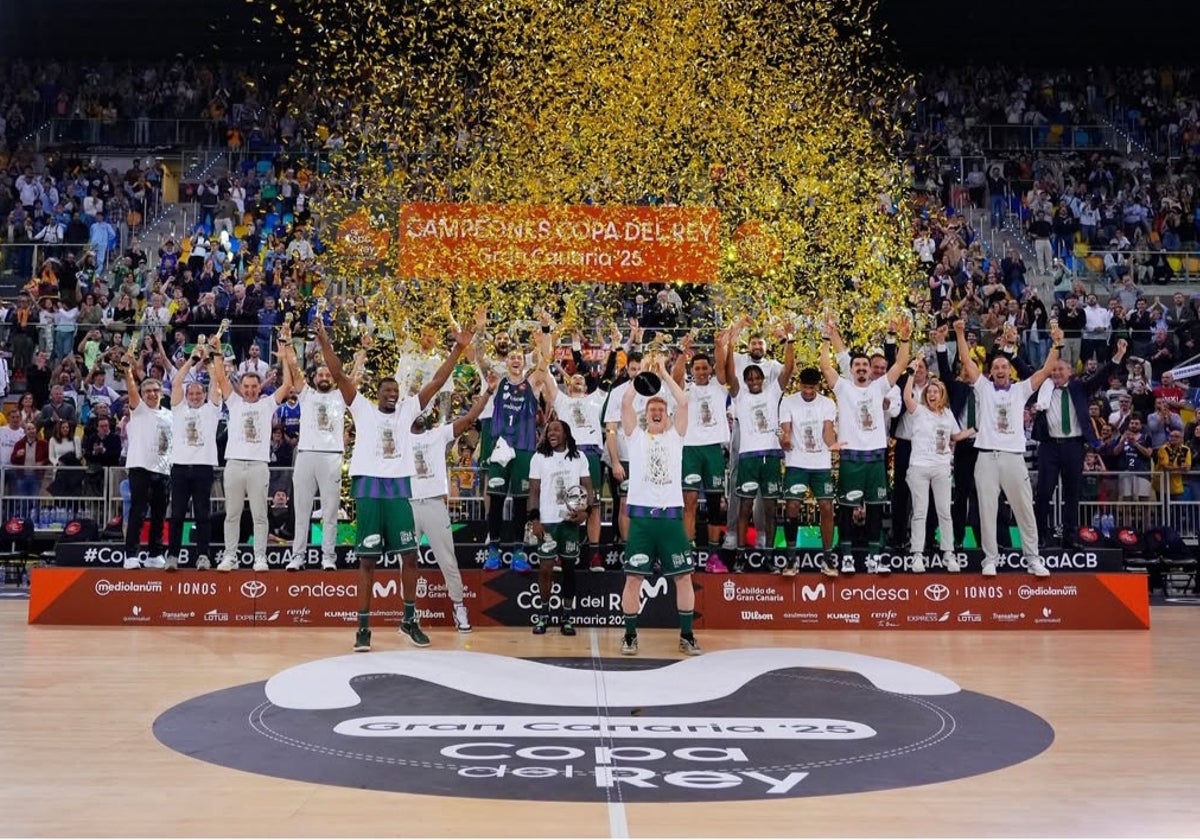 Los campeones de la Copa celebran el título en la pista del Gran Canaria Arena.