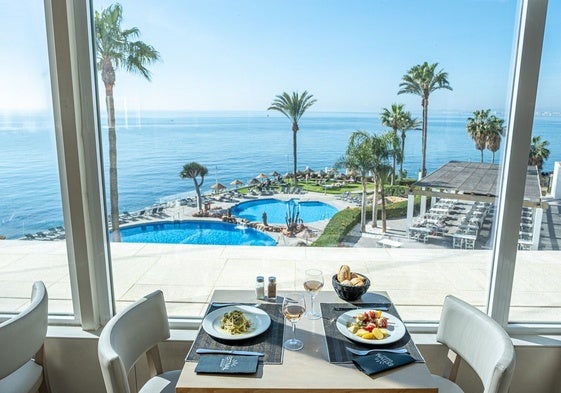 Vista de la terraza y piscinas de un hotel de la Costa del Sol.