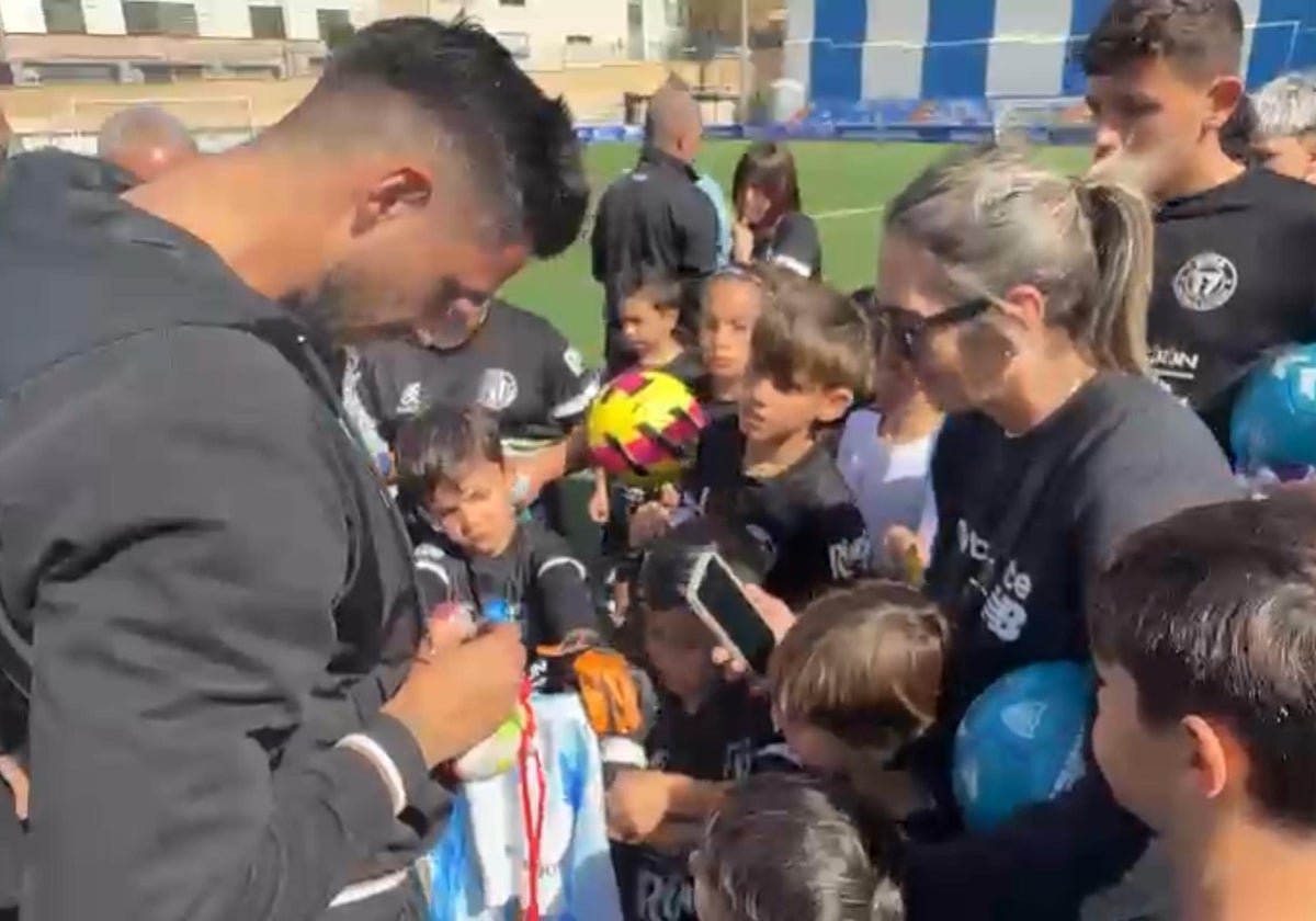 Nelson firma autógrafos en la visita al campus veleño.