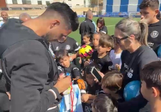 Nelson firma autógrafos en la visita al campus veleño.