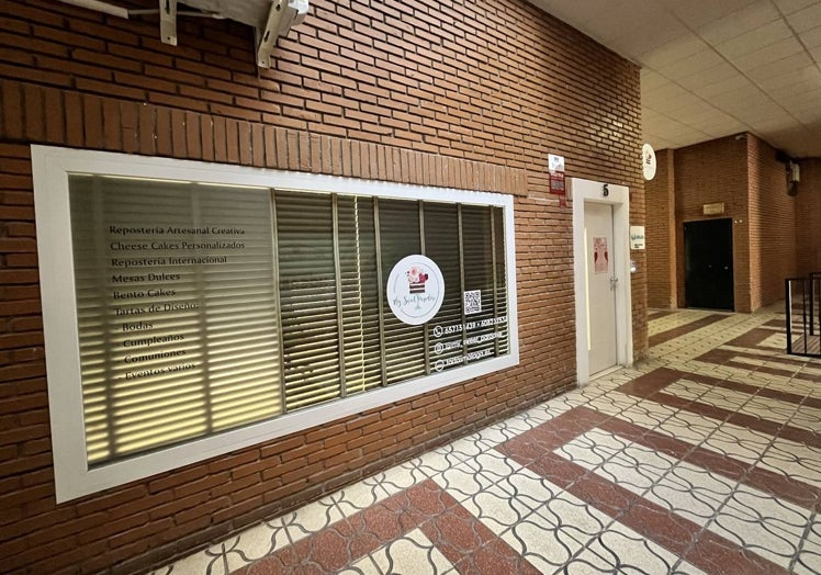 Exterior del local que ocupa la pastelería, en las galerías de un bloque de la calle Jovellanos.