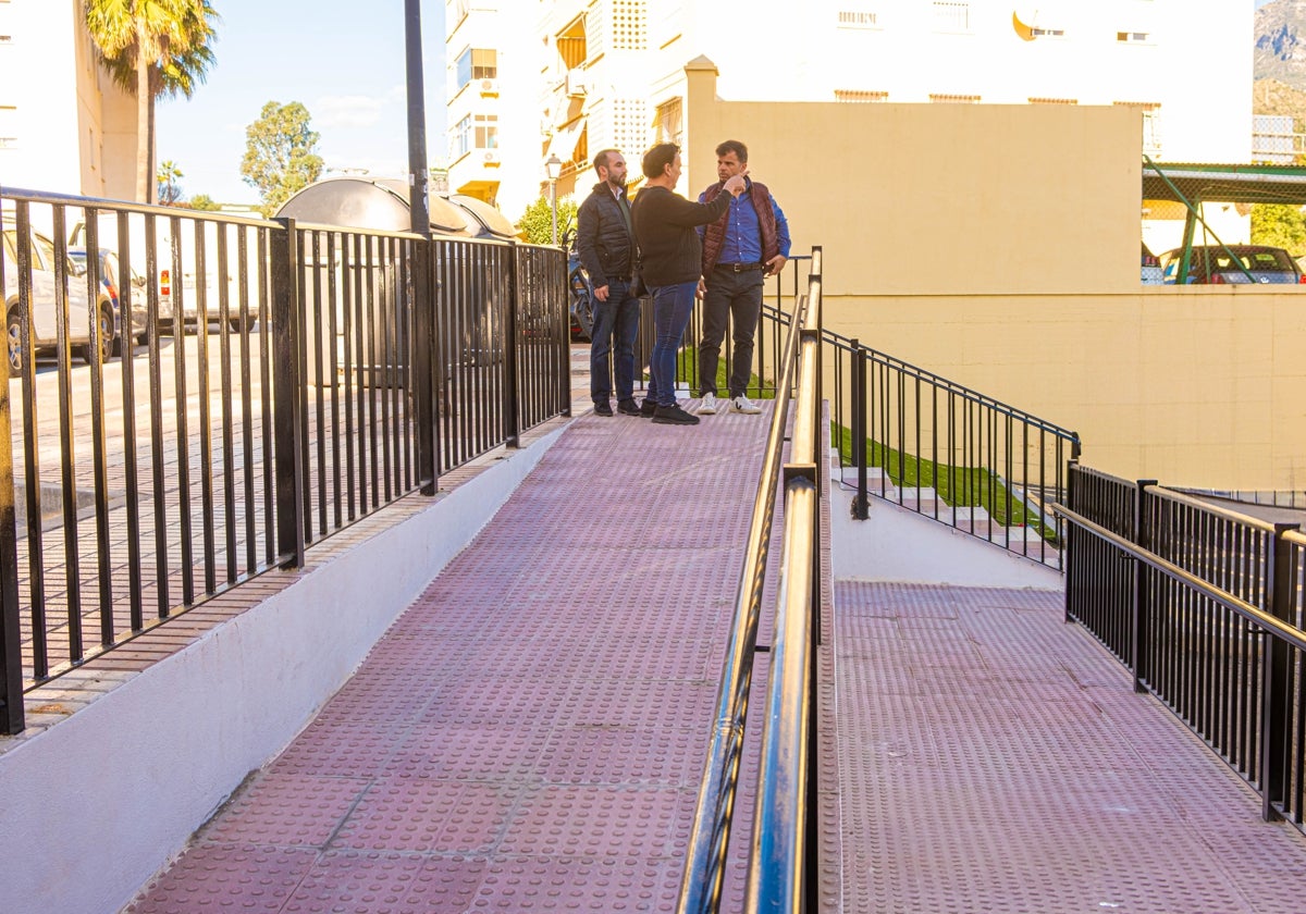 El edil de Obras, Diego López, en la nueva rampa de acceso.