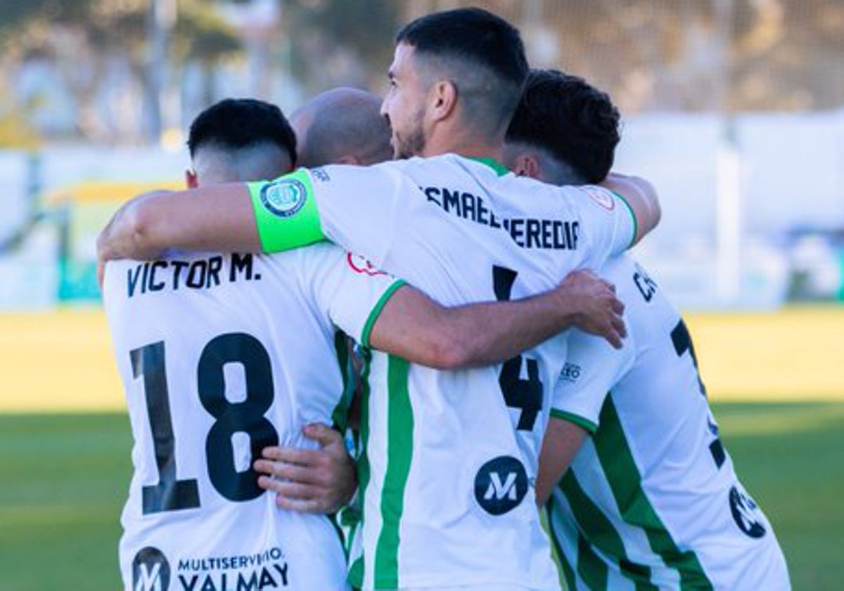 Los jugadores del Torremolinos celebran un gol esta temporada.