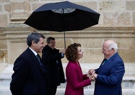 María Jesús Aguirre saluda a Jesús Aguirre a su llegada al Parlamento andaluz para el acto del 28F.