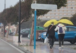 Las lluvias persistentes obligaron a sacar los paraguas en la jornada festiva.