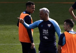 Pellicer, junto a los medios centro Manu Molina y Ramón en el entrenamiento del martes, antes de las lesión muscular del onubense.