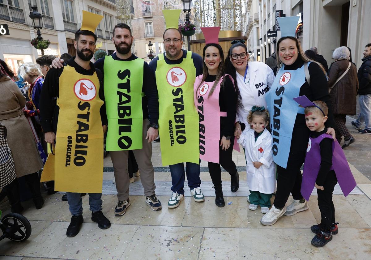 Imagen principal - Arriba, mayores y pequeños disfrutaron ayer del Carnaval de Málaga en el Centro. Abajo, a la izquierda, Pink Chadora fue testigo de la petición de matrimonio de una pareja. 