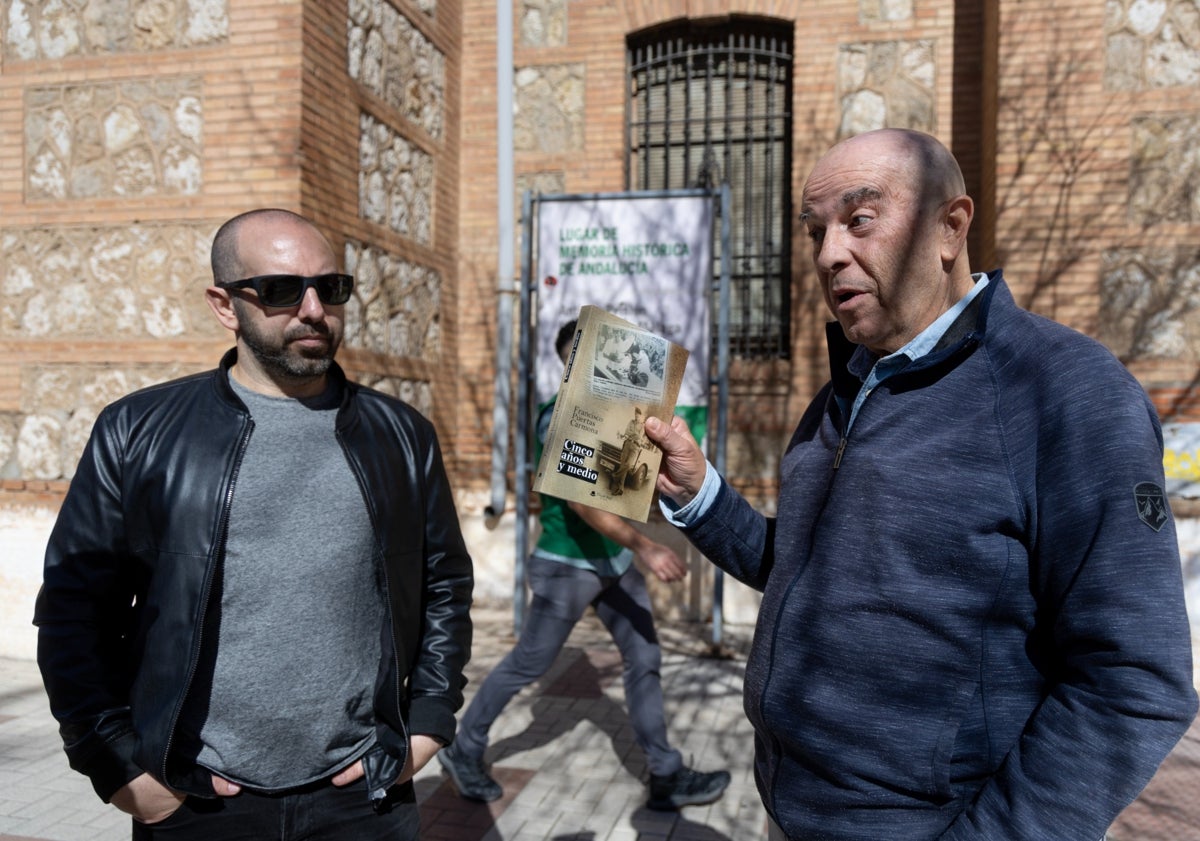 Imagen principal - Francisco Puertas, sosteniendo su libro, acompañado de su hijo, también policía nacional.