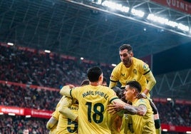 Los jugadores del Almería celebran el 0-1 de Luis Suárez en El Molinón la pasada jornada.