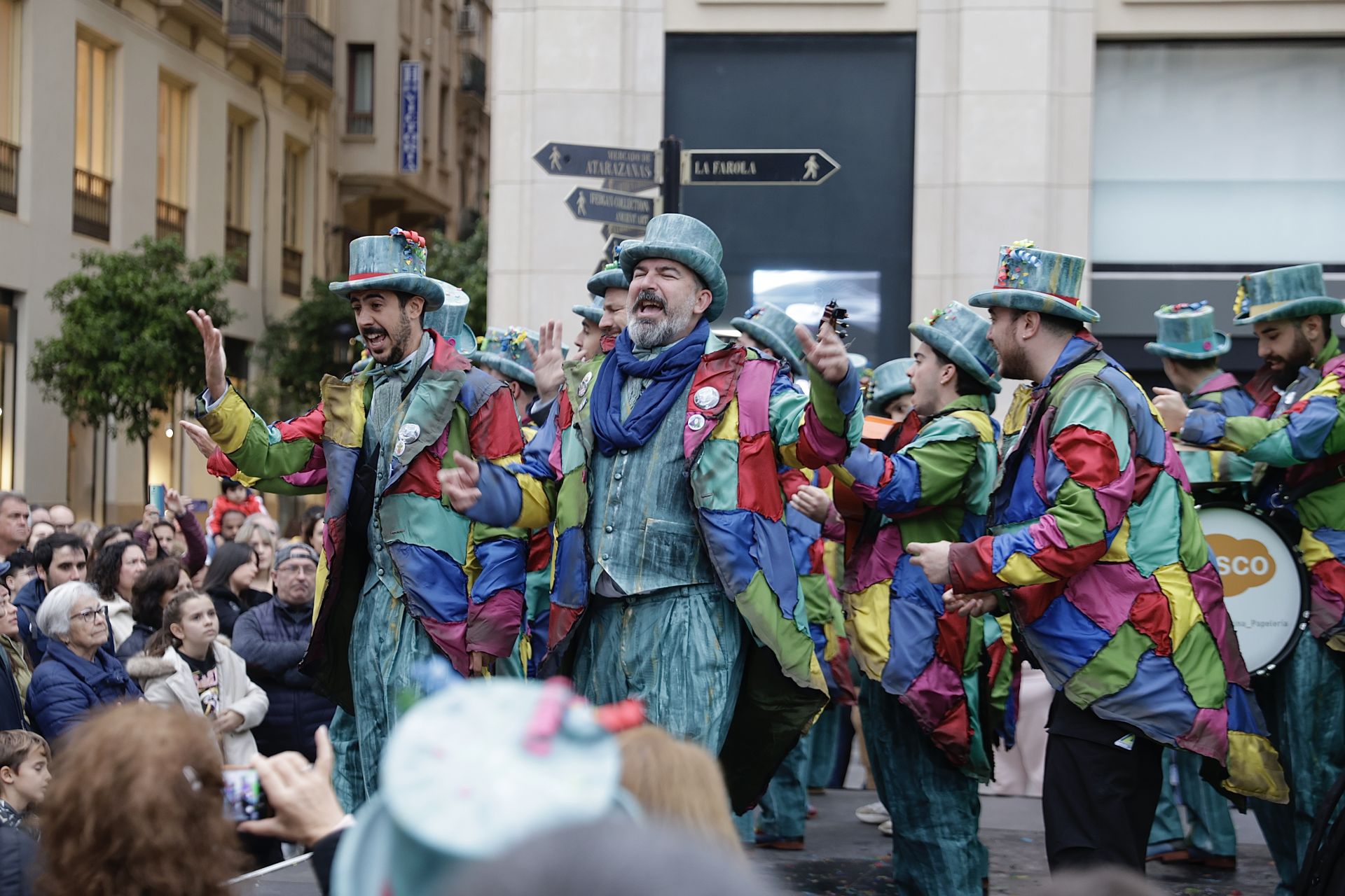 El Carnaval de Málaga sale a la calle: disfraces y la Batalla de las Flores