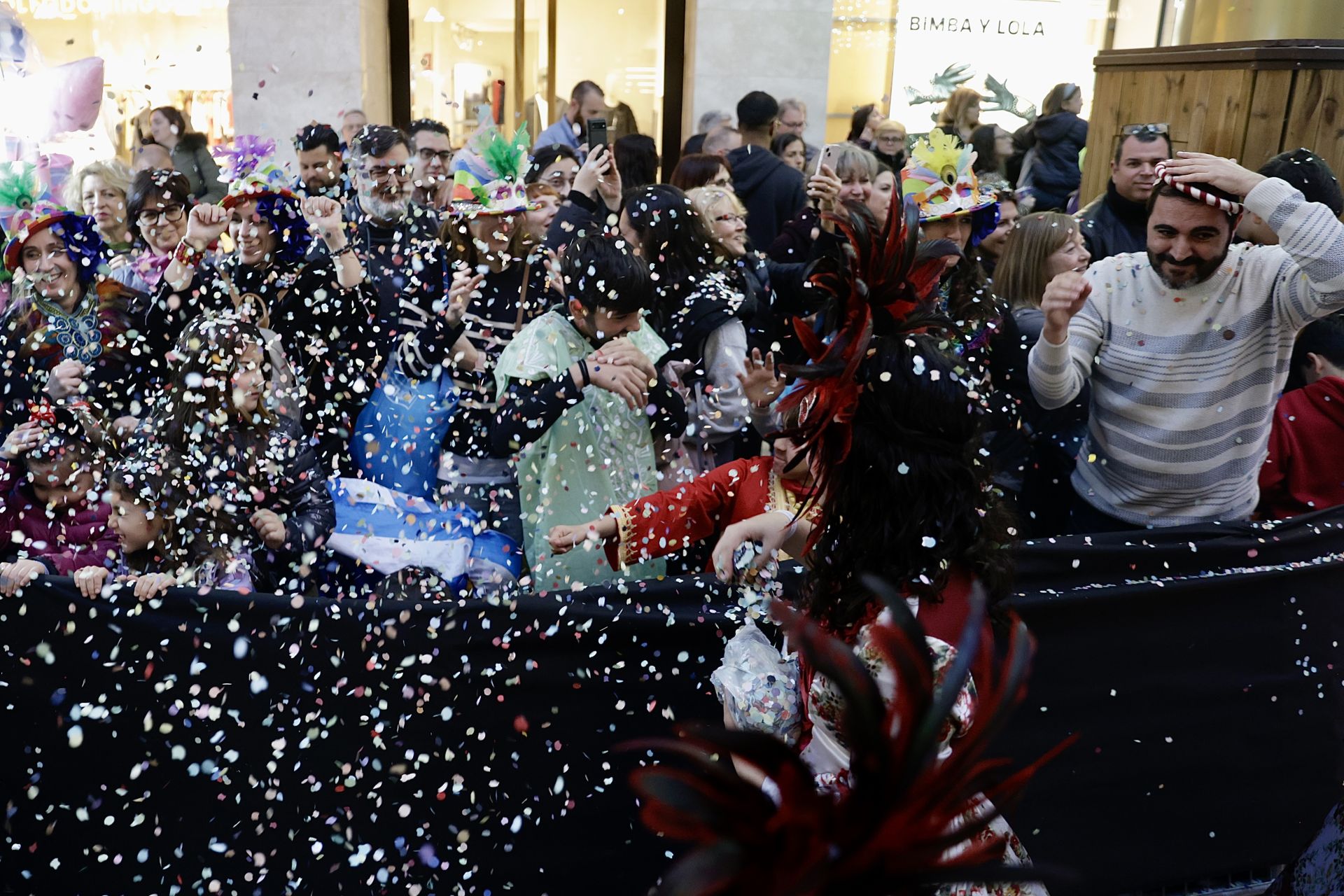 El Carnaval de Málaga sale a la calle: disfraces y la Batalla de las Flores