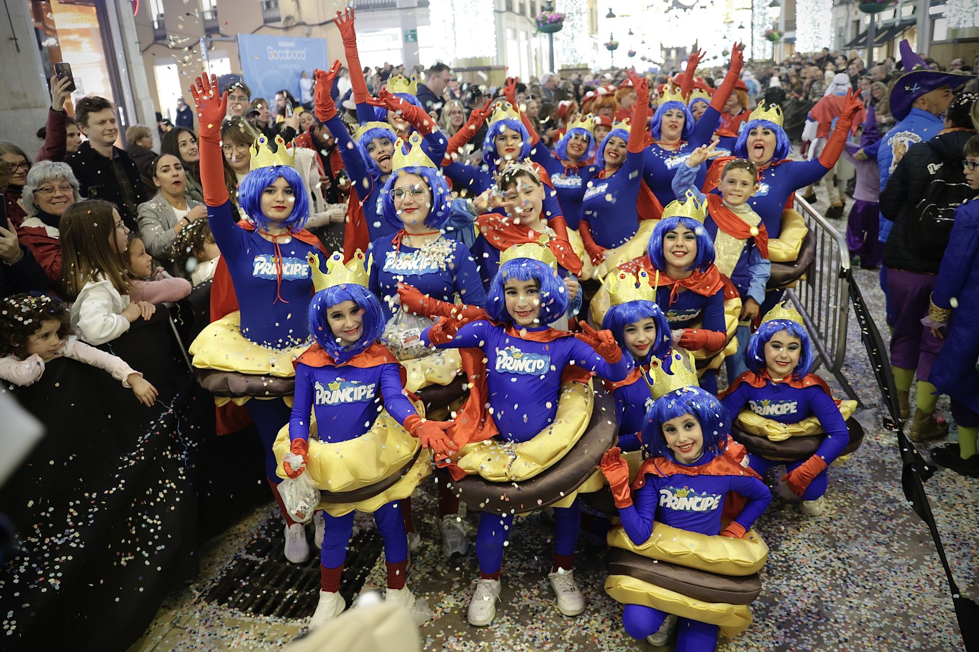 El Carnaval de Málaga sale a la calle: disfraces y la Batalla de las Flores