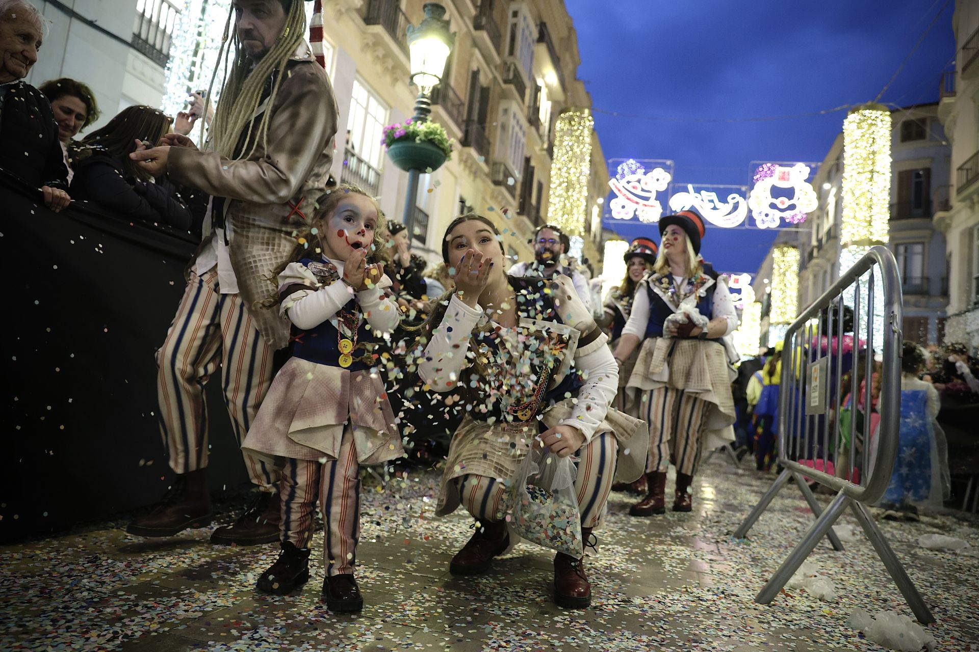 El Carnaval de Málaga sale a la calle: disfraces y la Batalla de las Flores