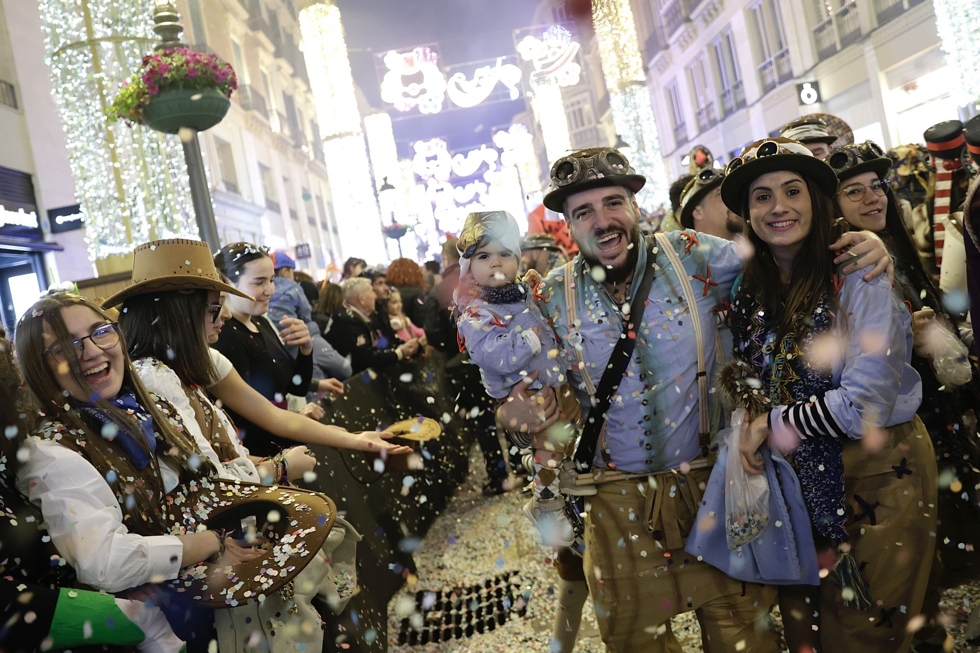 El Carnaval de Málaga sale a la calle: disfraces y la Batalla de las Flores