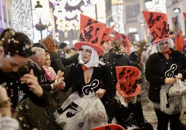 El Carnaval de Málaga sale a la calle: disfraces y la Batalla de las Flores