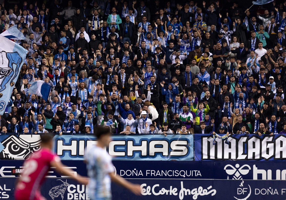 Aficionados del Málaga animan al equipo durante el partido frente al Tenerife.