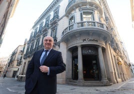 Juan Ignacio Zafra, director territorial de CaixaBank en Andalucía, delante de la oficina corporativa de la entidad en Málaga.