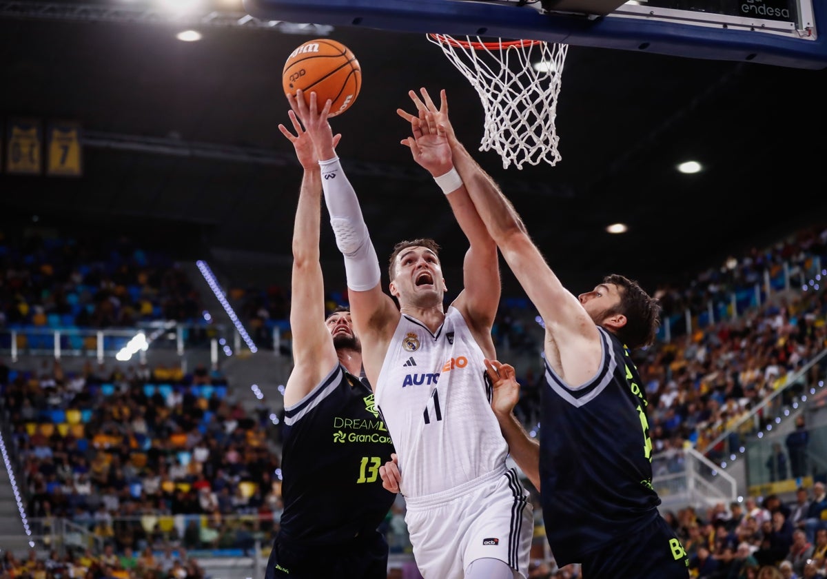 Hezonja trata de anotar ante Tobey.