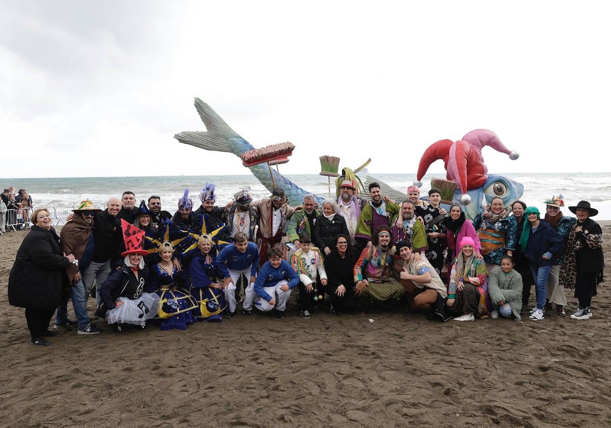 Foto de la familia carnavalera antes del entierro del boquerón.