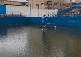 El impracticable estado del campo del Águilas este sábado.