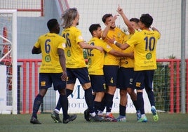 Los jugadores del Marbellí celebran uno de los tantos logrados ante El Palo.