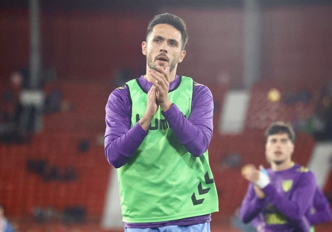 Nelson, en la previa del partido en Almería, dirigiéndose a los aficionados malaguistas.