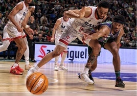 Hunt presiona a Kameron Taylor, uno de los destacados del Unicaja.