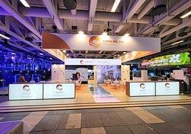 Operario ultima el expositor de Costa del Sol en la ITB de Berlín.