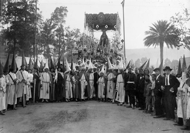 Virgen de la Amargura en el entorno del Hospital Civil en 1928.