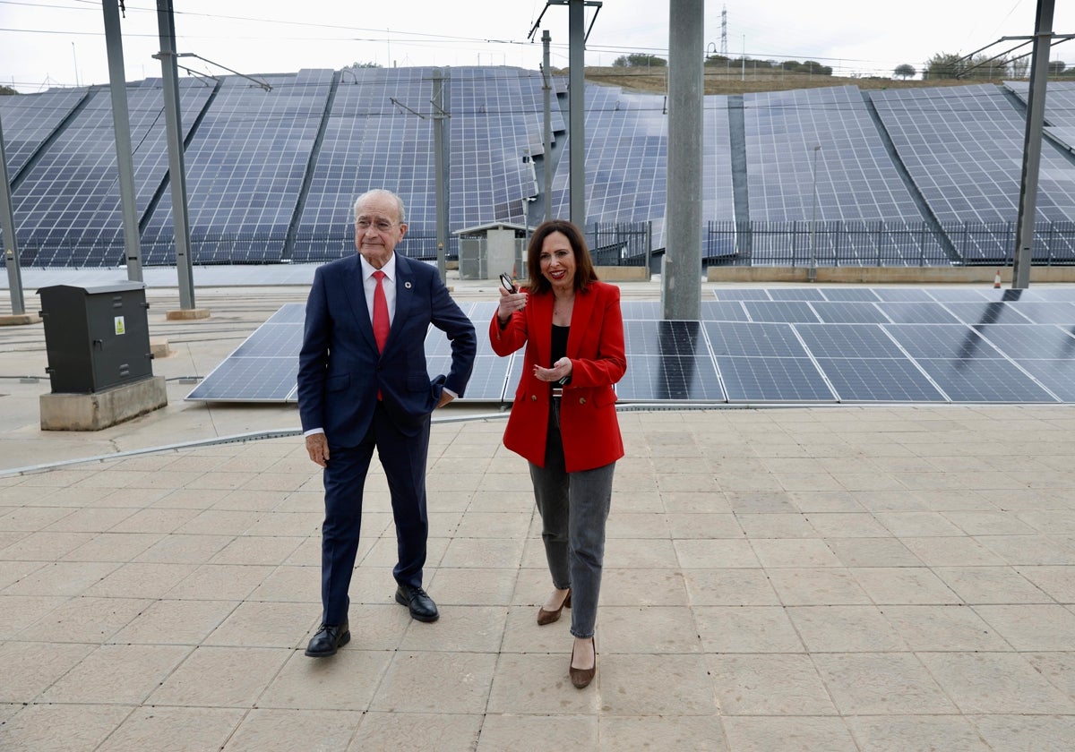 De la Torre y Díaz, esta mañana, junto a las placas fotovoltaicas del metro de Málaga.