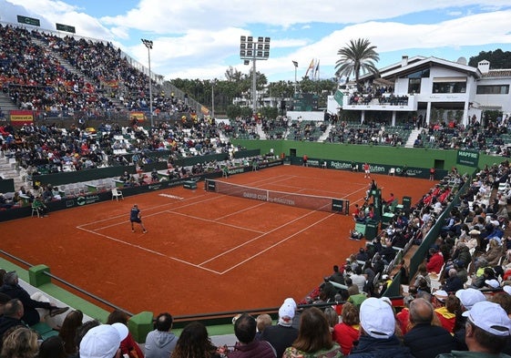 Panorámica de la pista Manolo Santana de Puente Romano, en la eliminatoria España-Rumania de 2022.