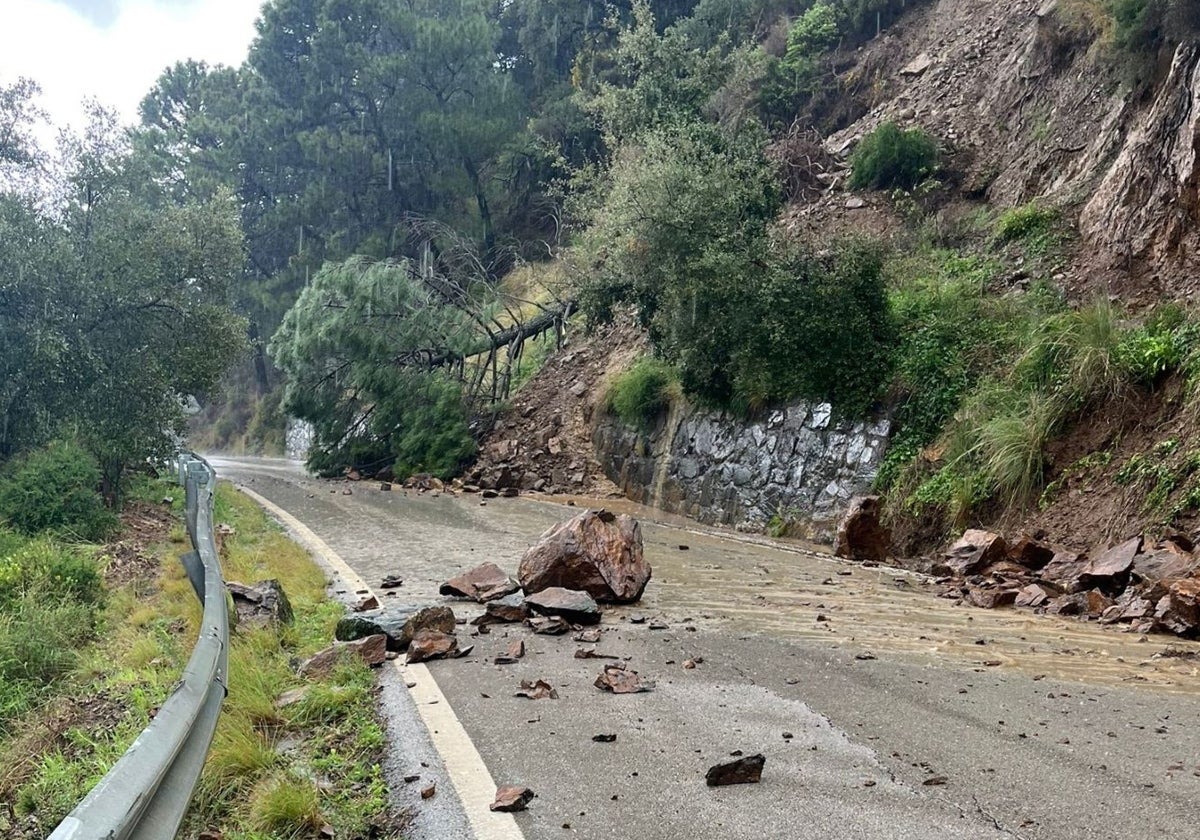 Daños por las fuertes lluvias en la carretera de Igualeja.