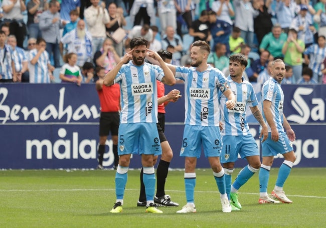 El Málaga, la pasada campaña ante el Ceuta, con las camisetas 'vintage'.