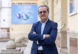 Juan Antonio Vigar, ante la fachada del Cervantes, cuartel general del Festival.