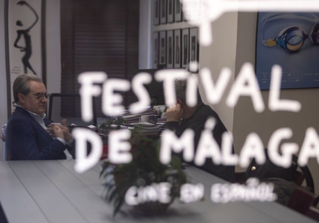 Juan Antonio Vigar, durante la entrevista, en su despacho del Teatro Cervantes.