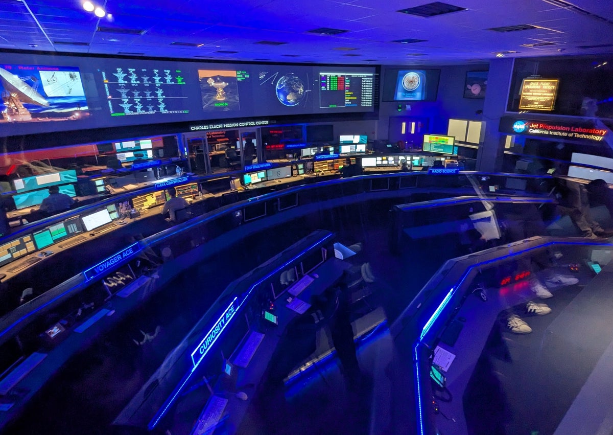 Imagen secundaria 1 - Arriba: Federico posa ante un róver expuesto en el JPL. En medio: el 'Centro del Universo', la sala de operaciones desde donde se controlan los vehículos espaciales. Abajo: El estudiante mira a cámara y detrás suya están los astronautas de la Misión Artemis II.