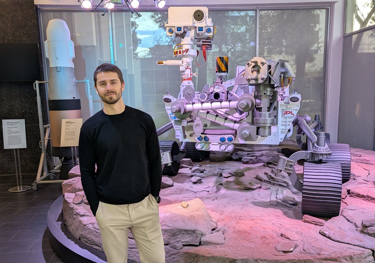 Imagen principal - Arriba: Federico posa ante un róver expuesto en el JPL. En medio: el 'Centro del Universo', la sala de operaciones desde donde se controlan los vehículos espaciales. Abajo: El estudiante mira a cámara y detrás suya están los astronautas de la Misión Artemis II.