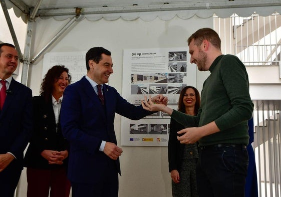 El presidente andaluz, Juanma Moreno, ayer en la entrega de una vivienda en Almería