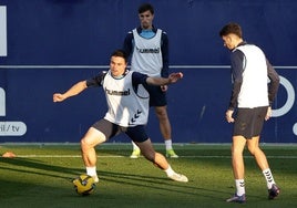 Sangalli y Juanpe, con Larrubia en una sesión de entrenamiento.