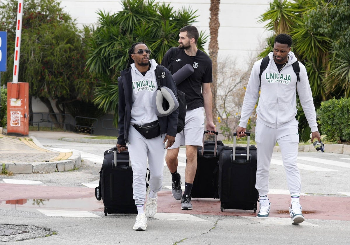 Perry, Kravish y Ejim, ayer antes de emprender el viaje.