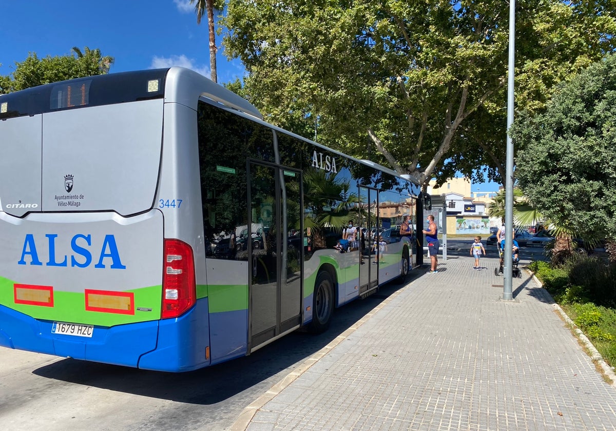 Imagen de uno de los autobuses urbanos de Vélez-Málaga de la empresa Alsa.