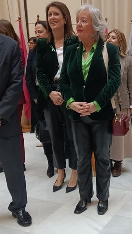 Casero y Porras, en primer término, en el 28F, iban conjuntadas con una chaqueta de terciopelo verde y pantalones de cuero negros.