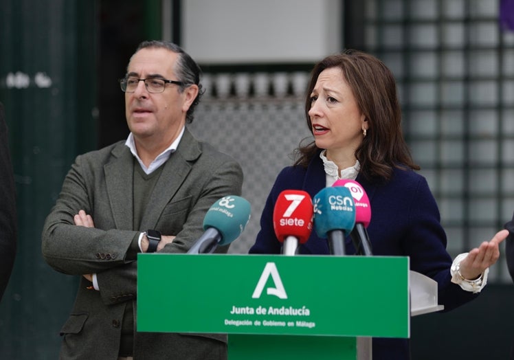 Patricia Navarro y Miguel Briones atienden a los medios de comunicación.