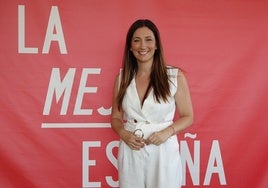 Ramírez, ante un cartel de su partido, el PSOE.